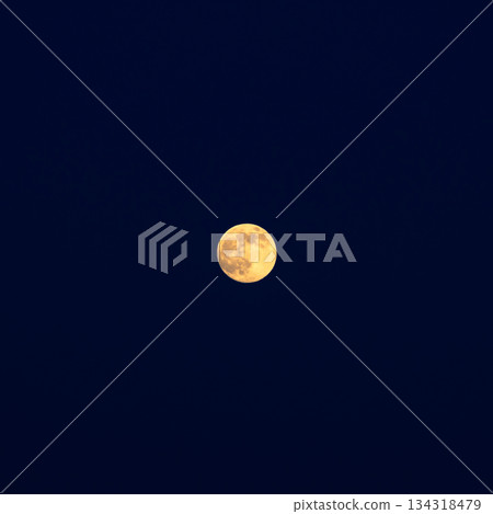夜空中皎潔的滿月 a-3 暖色與冷色 134318479
