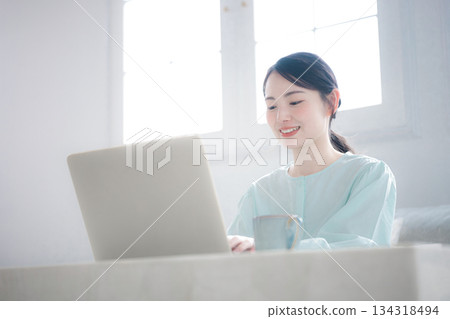 一位女士坐著操作電腦打字 一位女士坐著操作電腦打字 134318494