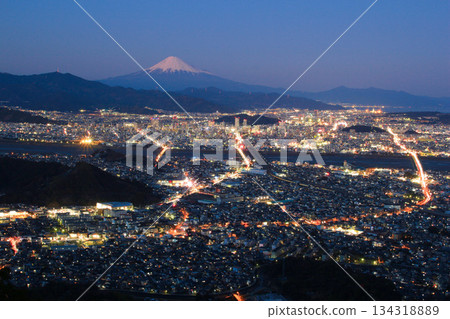 靜岡市和富士山的城市景觀 靜岡市和富士山的城市景觀 134318889