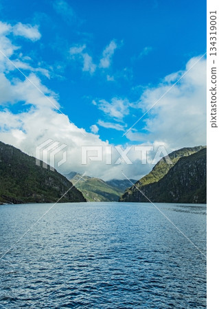 從渡輪上看到的挪威峽灣美景 134319001