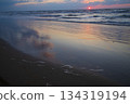 秋末的日落海灘 134319194