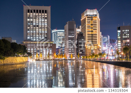 Tokyo: The night view of Marunouchi reflected in the moat 134319304