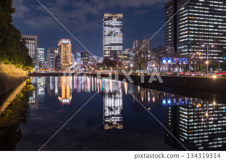 東京：丸之內夜景倒映在護城河中 134319314