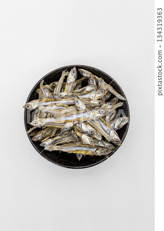 白色背景上的芝麻 134319363