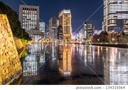 東京：丸之內夜景倒映在護城河中 134319364