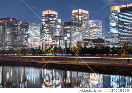 東京:丸之內夜景倒映在護城河中 東京:丸之內夜景倒映在護城河中 134319369