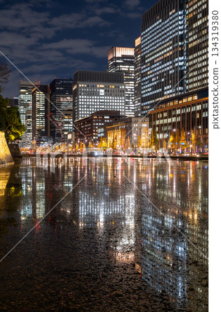 東京：丸之內夜景倒映在護城河中 134319380