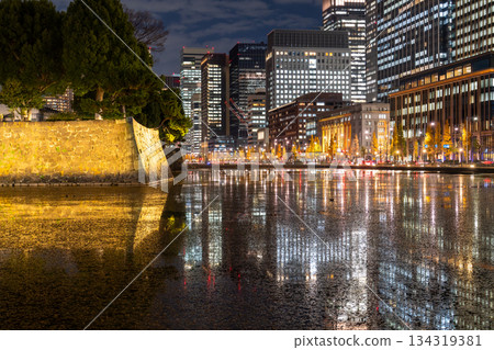 東京：丸之內夜景倒映在護城河中 134319381