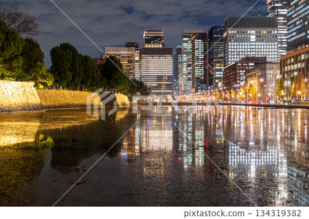 Tokyo: The night view of Marunouchi reflected in the moat 134319382