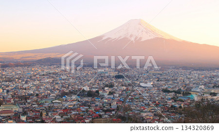 富士吉田市和富士山的城市景觀 134320869