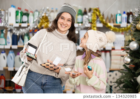 woman with a child chooses cosmetics 134320985