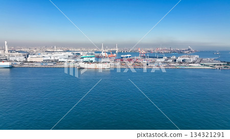無人機鳥瞰港口城市和船舶 134321291