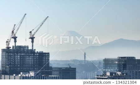 無人機空中俯瞰正在建設的城市和富士山 無人機空中俯瞰正在建設的城市和富士山 134321304