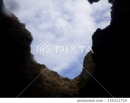 從岩石上眺望天空 從岩石上眺望天空 134321754