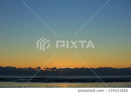 在晨光中染色的海 134321888