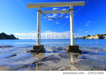 Torii that floats in the sea 134322489