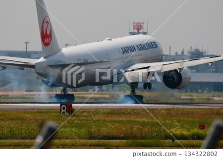 Aircraft to land 134322802