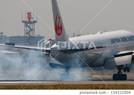 Aircraft to land 134322804