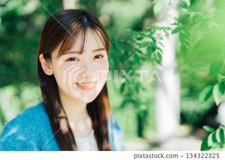 陽光透過樹林過濾的女人 134322825