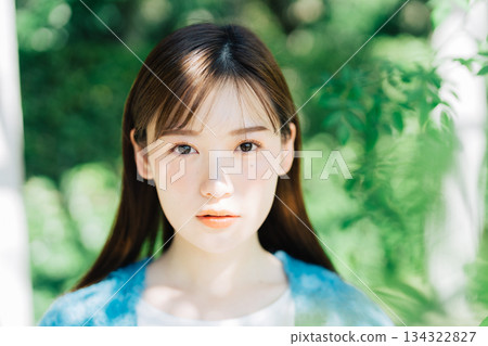 陽光透過樹林過濾的女人 134322827