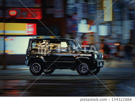 夜間,一輛SUV駛過十字路口。 夜間,一輛SUV駛過十字路口。 134322866