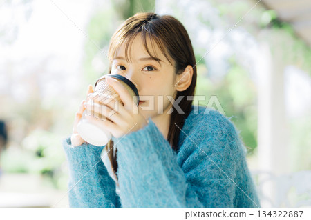 在露台上喝咖啡的女人 在露台上喝咖啡的女人 134322887