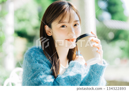 在露台上喝咖啡的女人 134322893