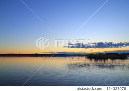 Morning glow reflected on the water surface 134323076