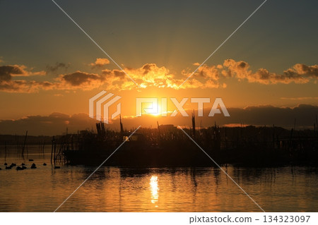 Morning glow reflected on the water surface 134323097