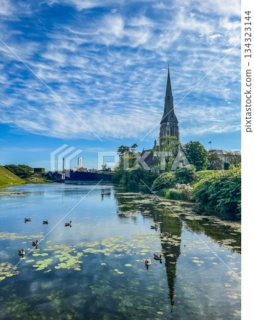 教堂倒映在湖面上 教堂倒映在湖面上 134323144