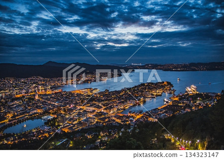 從卑爾根弗洛伊恩山觀景台上看到的港口夜景 134323147
