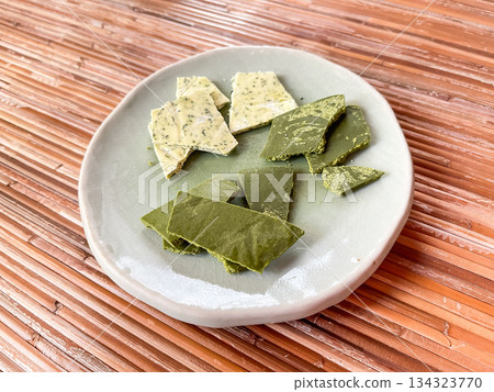 Thin chocolate bars in white chocolate and matcha chocolate flavors. Thin chocolate bars in white chocolate and matcha chocolate flavors. 134323770