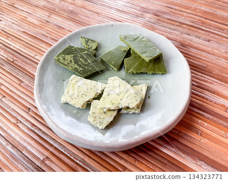 Thin chocolate bars in white chocolate and matcha chocolate flavors. Thin chocolate bars in white chocolate and matcha chocolate flavors. 134323771