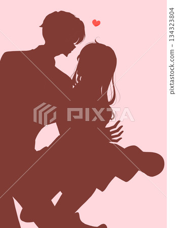 男女張開雙臂走向彼此,愛意湧現,剪影 男女張開雙臂走向彼此,愛意湧現,剪影 134323804