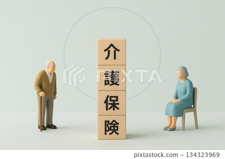 長期照護保險的形象：由垂直堆疊的木塊和老年人形象組成的極簡主義構圖。 134323969