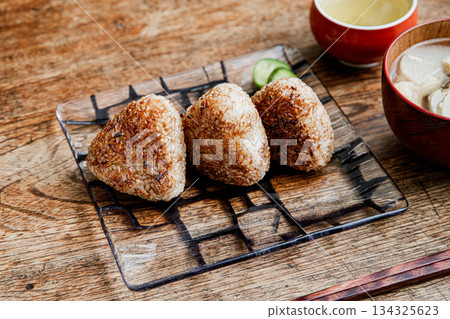 用明火烤製的米飯團，帶有焦香的餘味 134325623