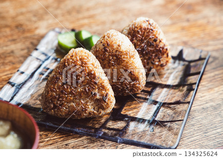 用明火烤製的米飯團，帶有焦香的餘味 134325624