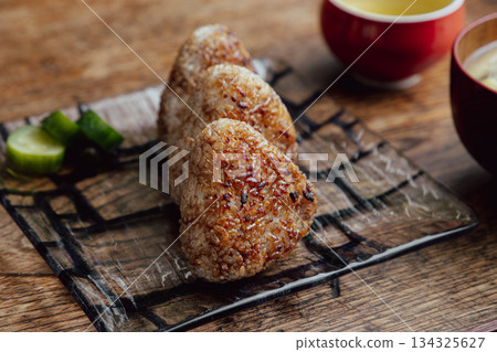 用明火烤製的米飯團，帶有焦香的餘味 134325627