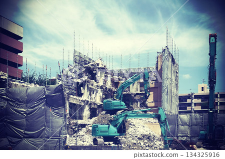 城市中一棟建築物的拆除工地 城市中一棟建築物的拆除工地 134325916