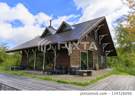 The wooden cafe "Ichinohi" and its spacious lawn garden are surrounded by the greenery of Norikura Highlands. The wooden cafe "Ichinohi" and its spacious lawn garden are surrounded by the greenery of Norikura Highlands. 134326098