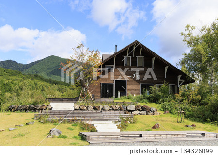 The wooden cafe "Ichinohi" and its spacious lawn garden are surrounded by the greenery of Norikura Highlands. 134326099