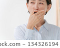 關心口臭的女性 134326194