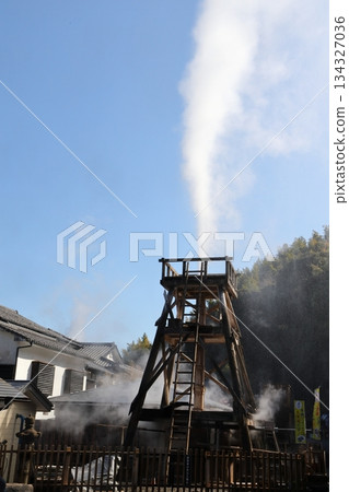 A gushing hot spring in Kawazu Town, Shizuoka Prefecture 134327036