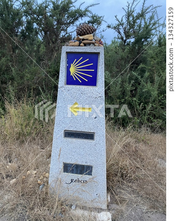 西班牙加利西亞聖地牙哥朝聖之路上的路標 134327159