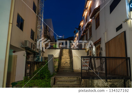 新加坡俱樂部街夜晚的巷弄裡,店屋林立。 新加坡俱樂部街夜晚的巷弄裡,店屋林立。 134327192