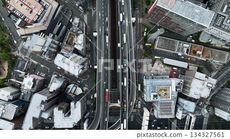 無人機拍攝的現代城市和道路鳥瞰圖 134327561