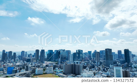 無人機鳥瞰現代城市與藍天 134327572