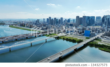 無人機航拍河流上的橋樑和道路 134327573