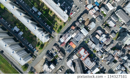 無人機拍攝的現代城市鳥瞰圖 134327581
