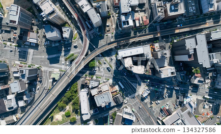 無人機拍攝的現代城市和道路鳥瞰圖 134327586